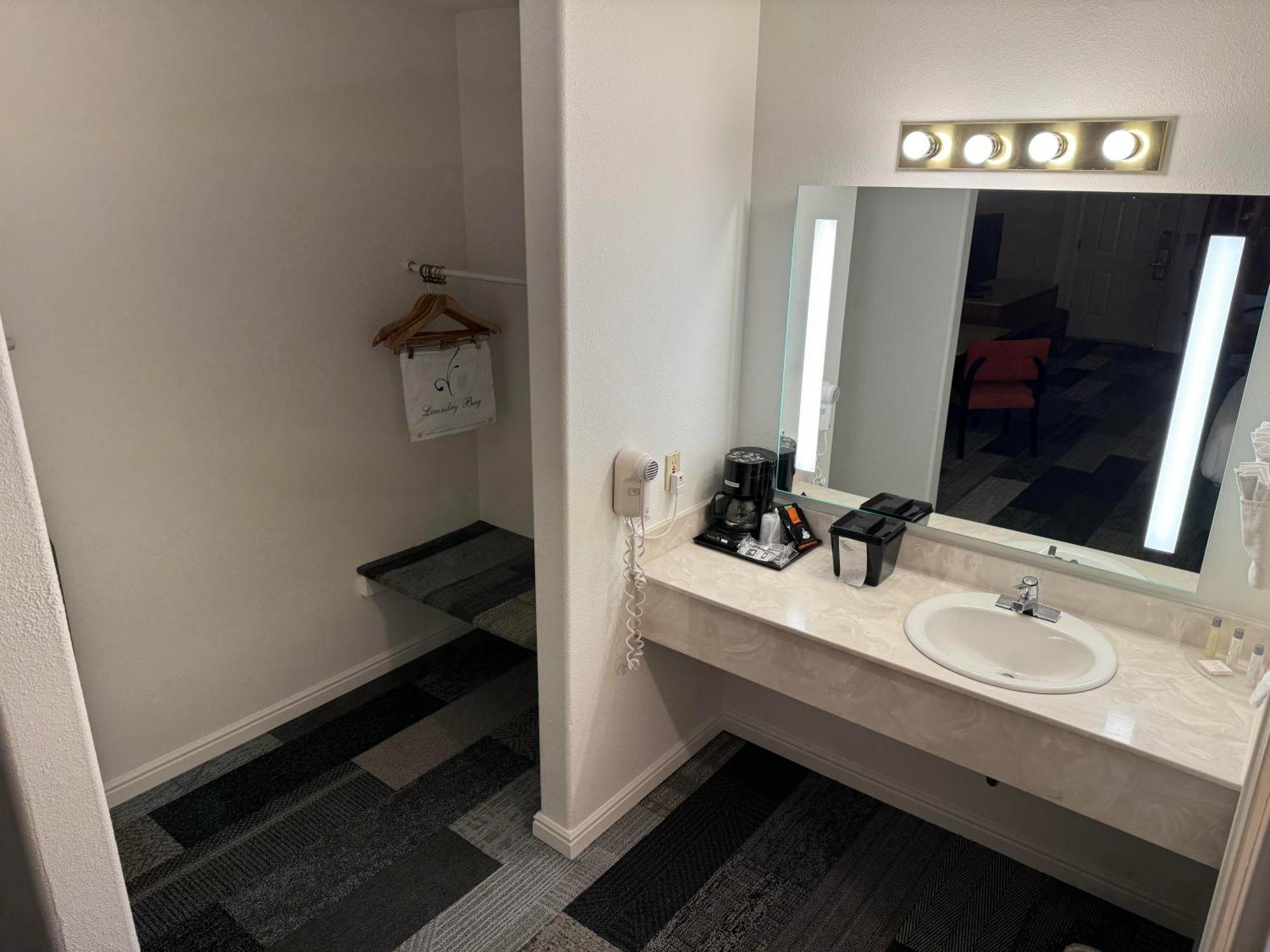Abajo Lodge Монтичело Екстериор снимка